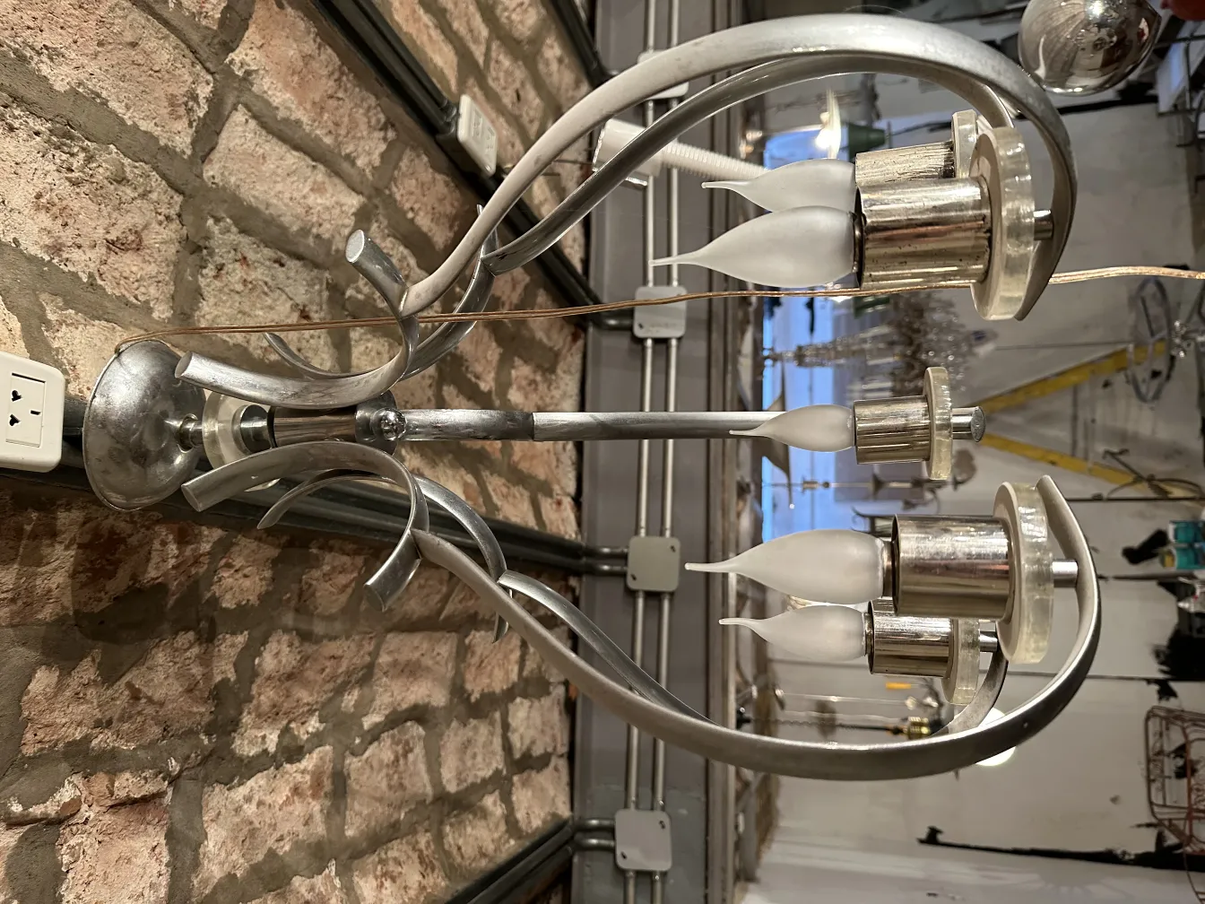 Lampada a sospensione antica con design in metallo curvato e paralumi in vetro