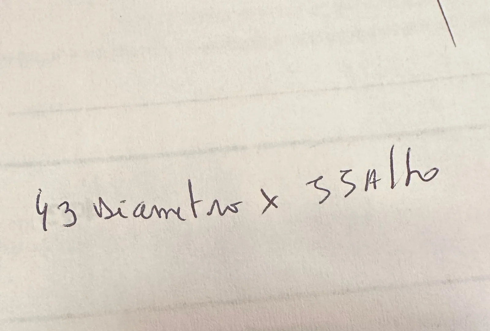 Lustre ancien avec des détails décoratifs.