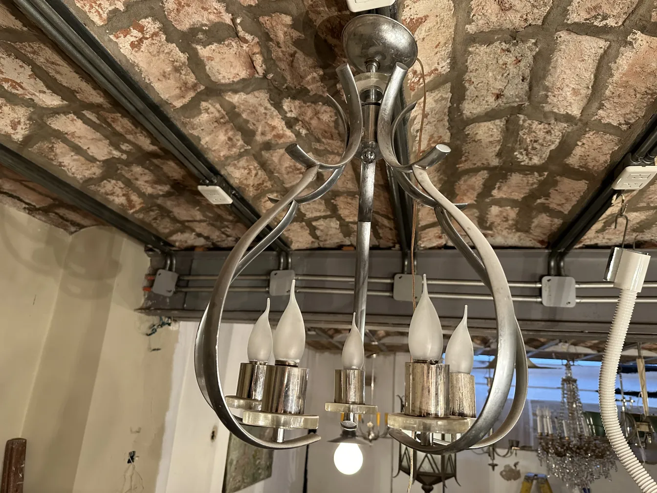 Lâmpada de teto antiga com design elegante e braços curvados