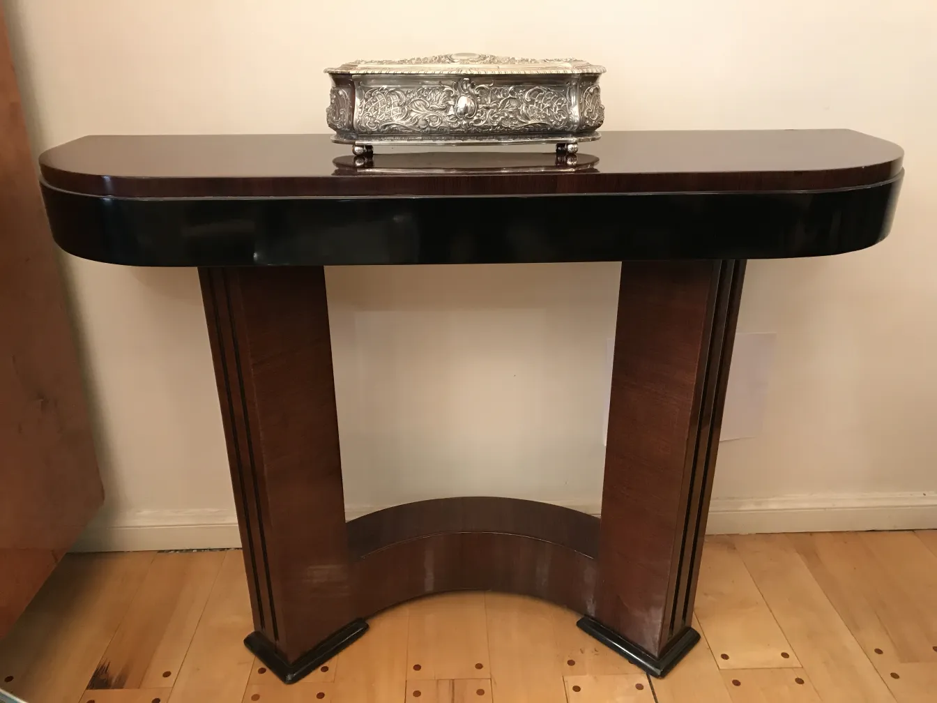 Antike Box mit Verzierungen auf einem eleganten Tisch