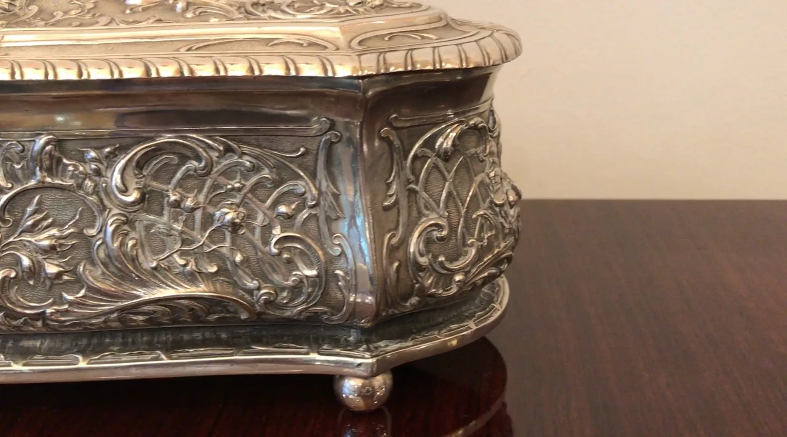 带有装饰浮雕的古董盒子在优雅环境中。