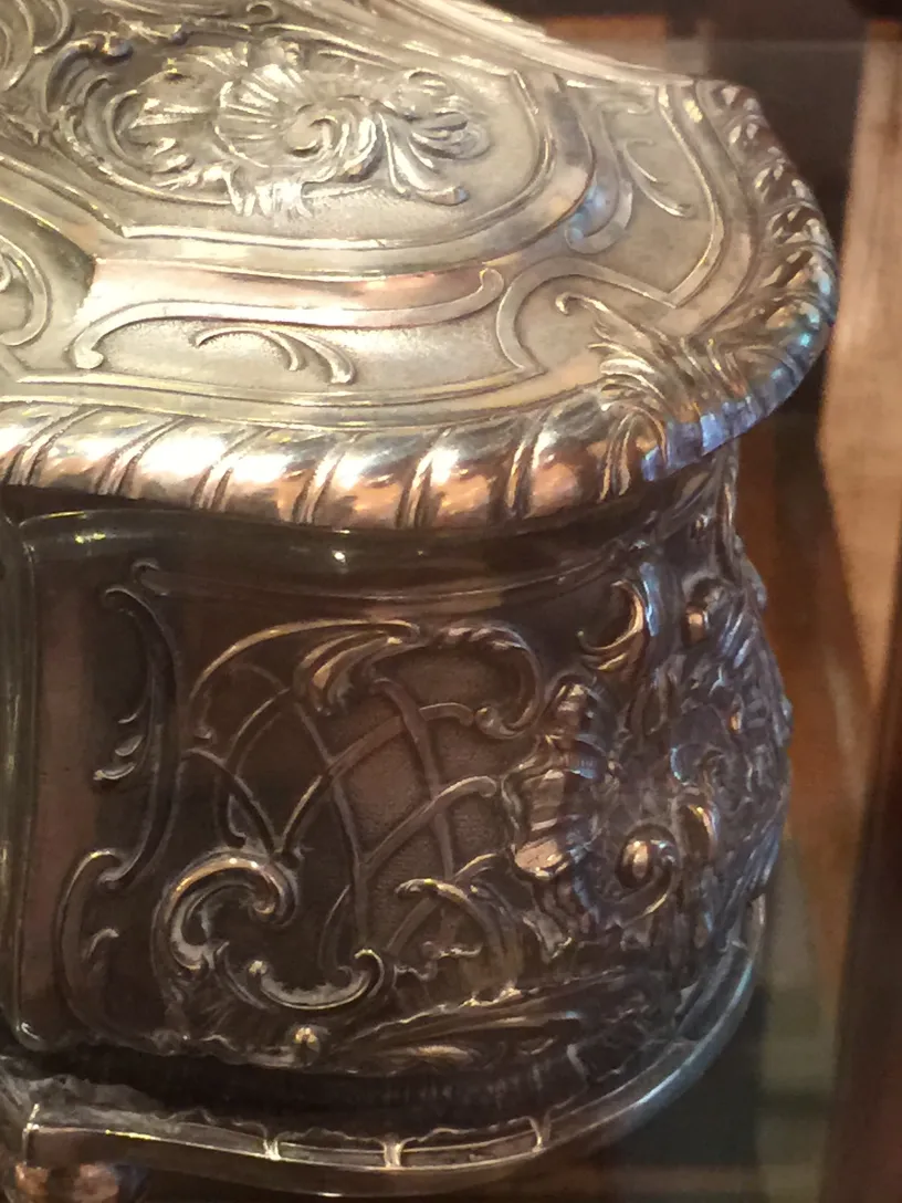 Scatola antica con design ornamentale e dettagli elaborati.