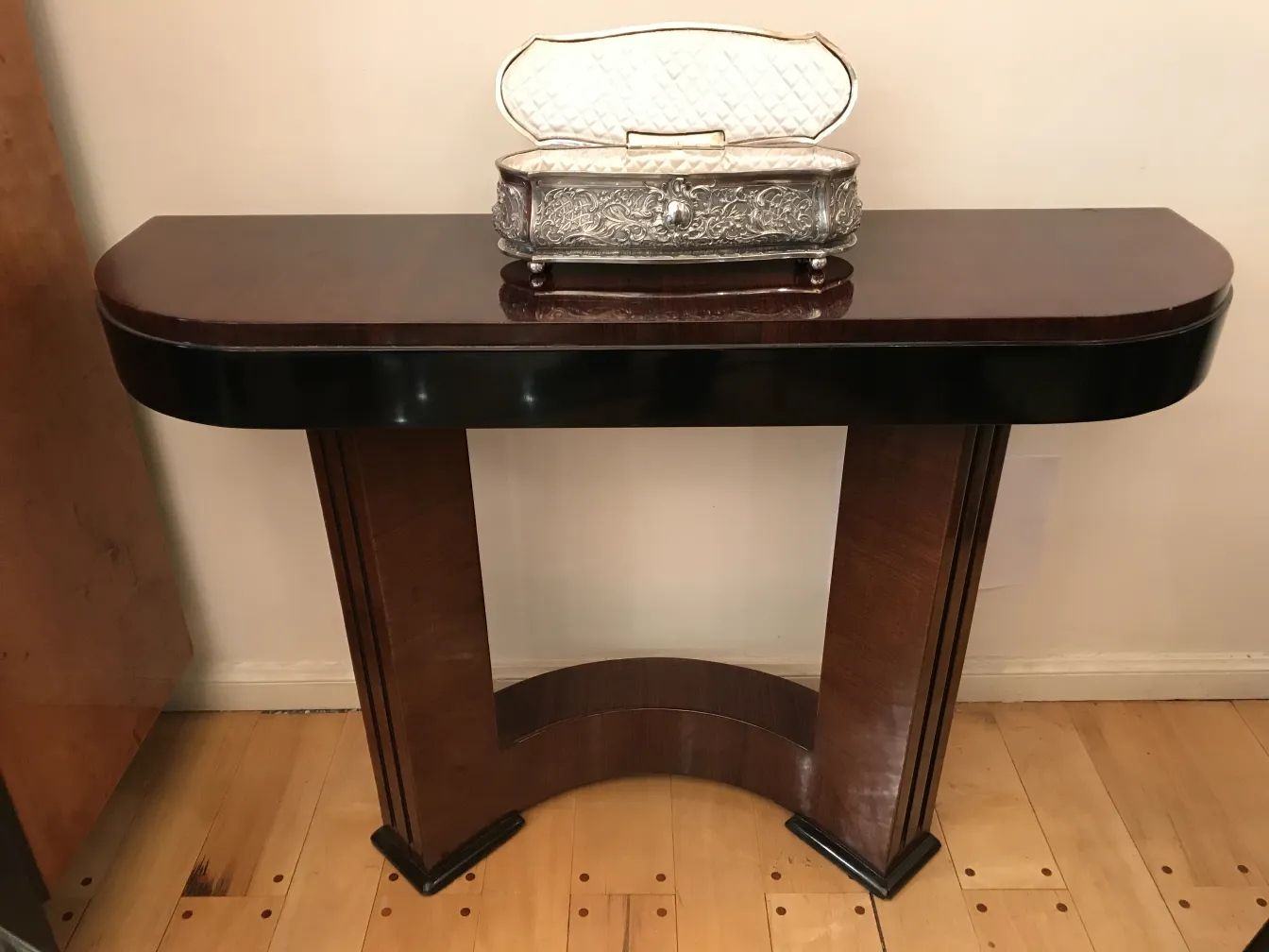 Boîte ancienne décorative sur une table élégante en bois.