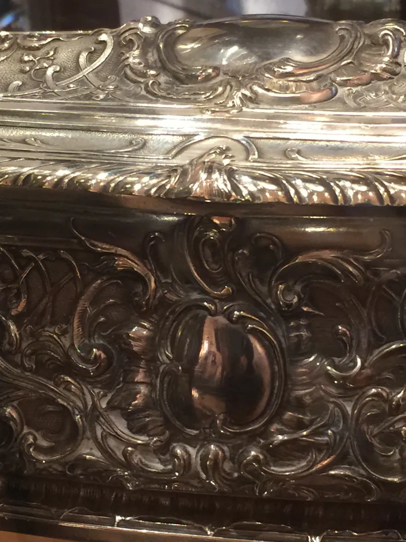 Boîte ancienne avec des motifs décoratifs complexes.