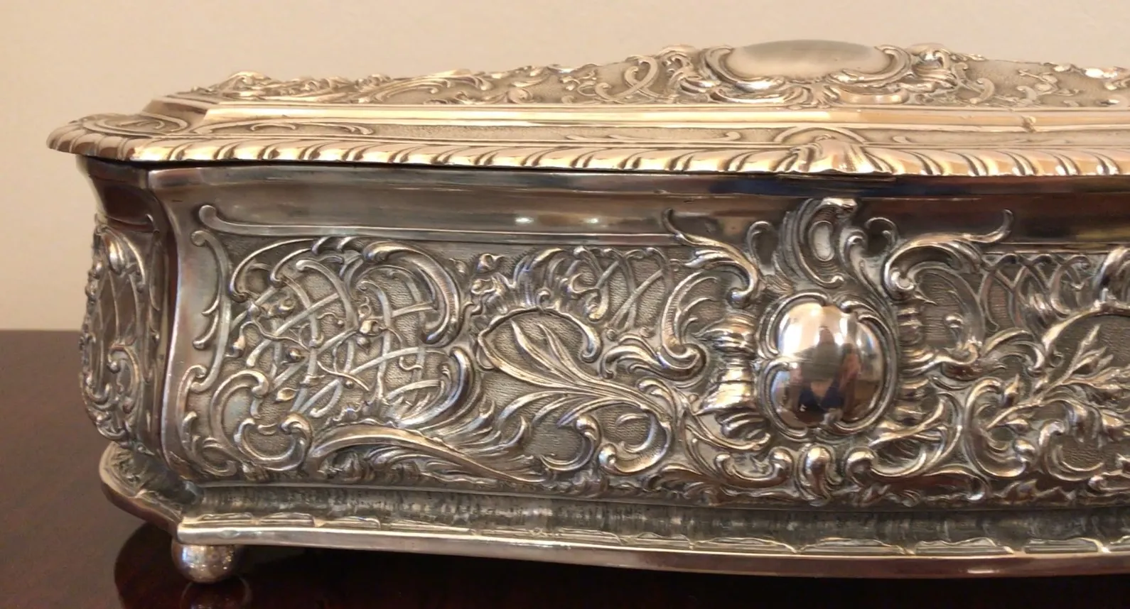 Scatola antica decorativa con incisioni in argento.