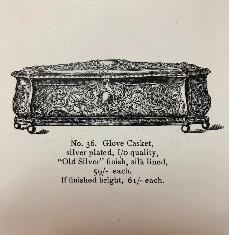 Caja antigua de joyas con detallado decorativo.