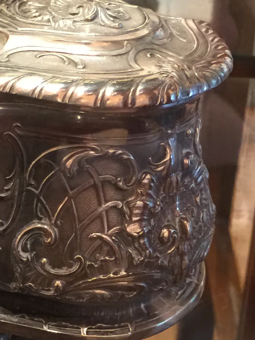 Boîte ancienne décorative avec des gravures élaborées et un couvercle.