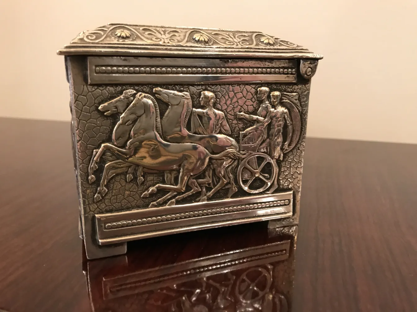 古老的箱子装饰有马匹奔跑的场景。