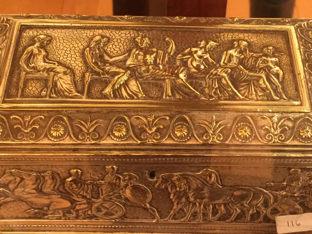 Scatola antica con rilievi artistici sulla sua superficie.