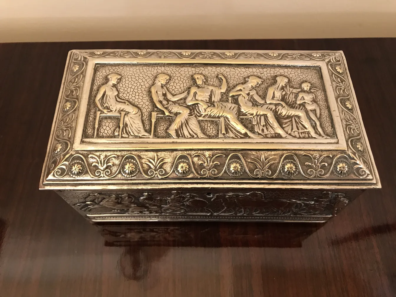 Boîte ancienne décorée avec des figures en relief