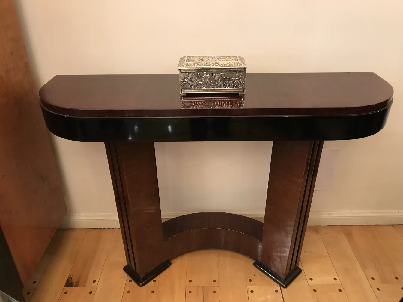 Caja antigua decorativa sobre una mesa elegante