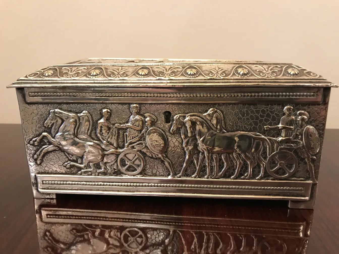 Boîte ancienne ornée de chevaux et de cavaliers