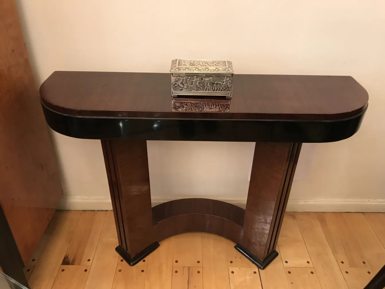 Caixa antiga decorativa sobre uma mesa de madeira