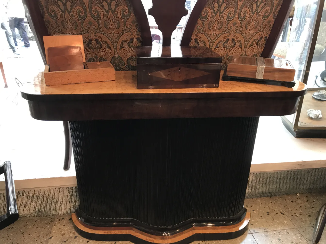 Antigua caja de madera sobre un mostrador, rodeada de objetos