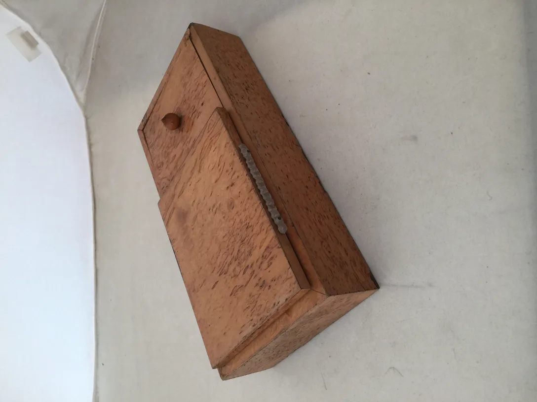 Caja antigua de madera con un tirador redondo