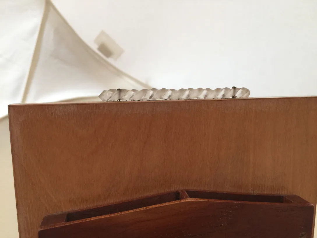 Caja antigua de madera con detalles en cristal, ideal para almacenamiento.