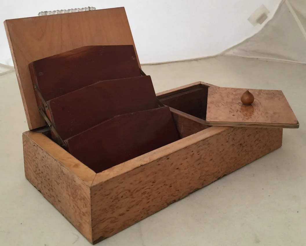 Scatola antica in legno con scomparti interni.