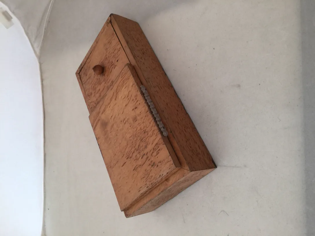 Boîte en bois antique avec motif subtil et bouton rond