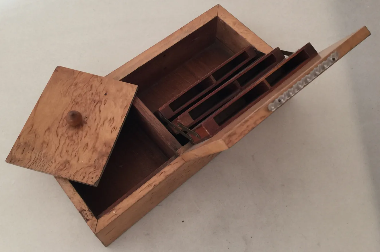 带有多个隔间的古老木箱。