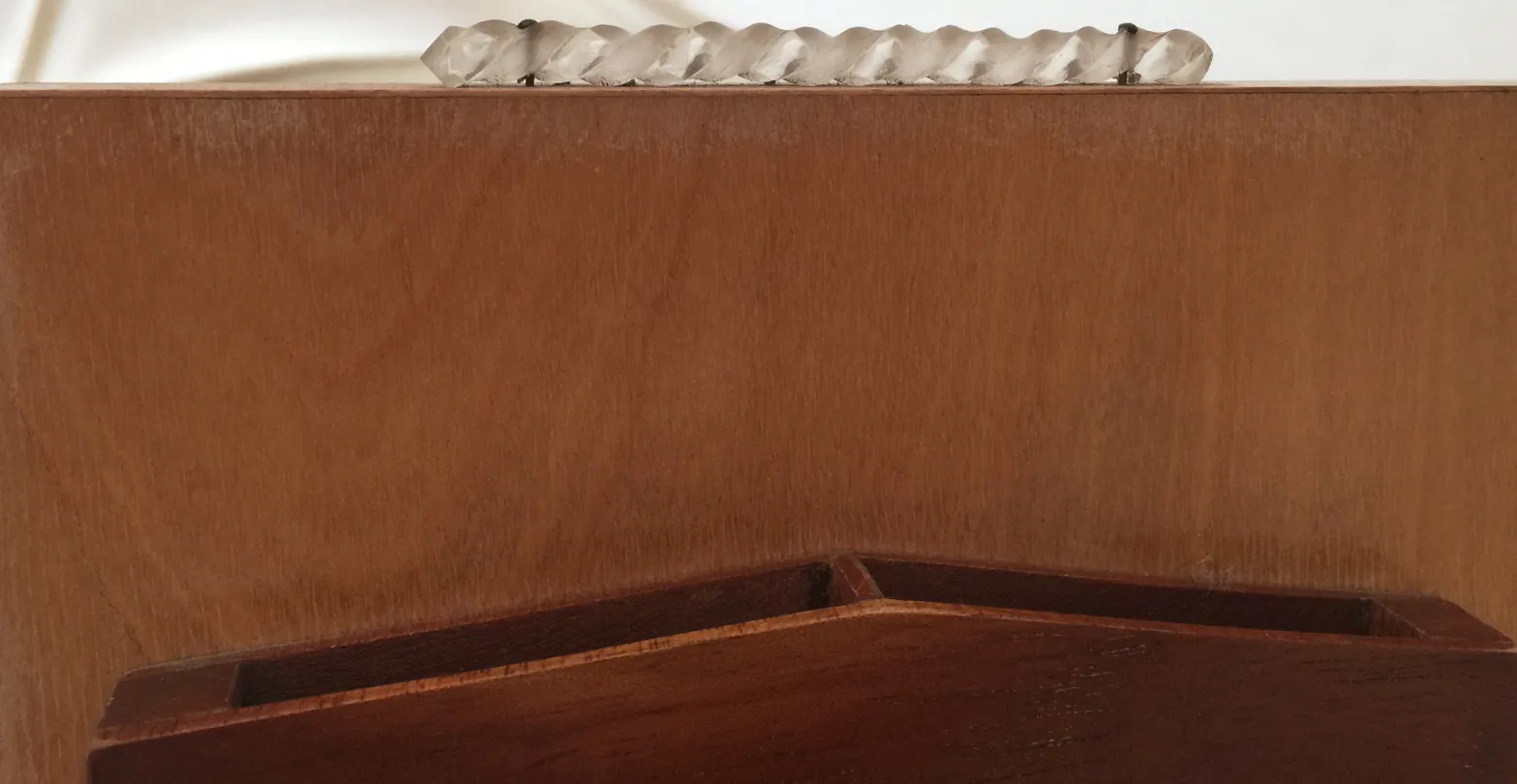 Boîte ancienne en bois avec détails décoratifs