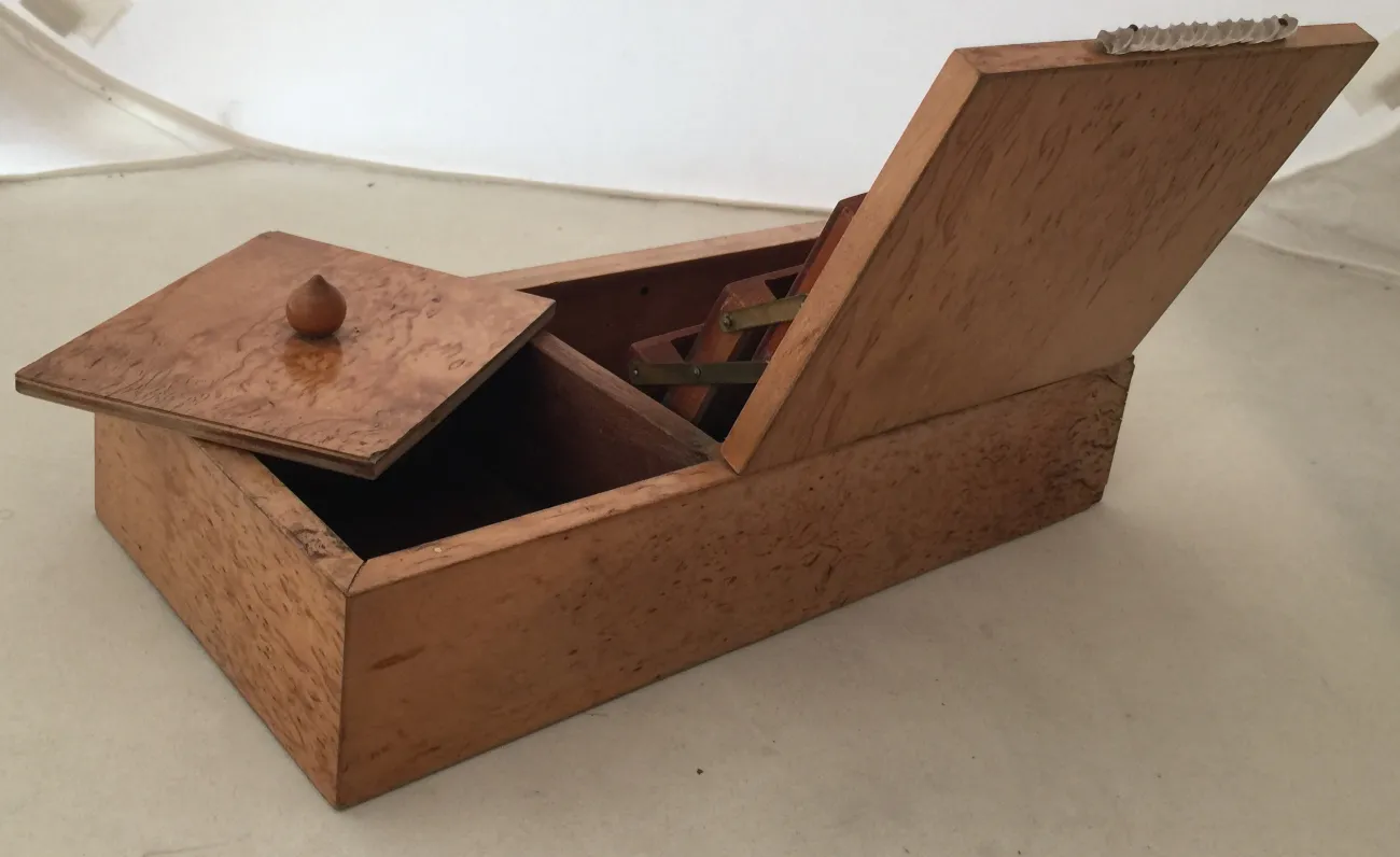 Boîte ancienne en bois avec couvercle et détails internes.