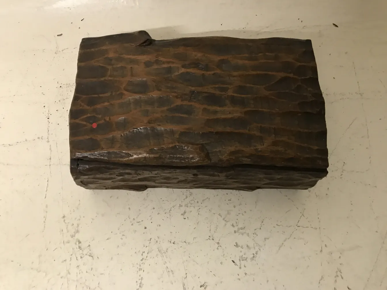 Boîte ancienne en bois avec texture rugueuse, fond neutre.