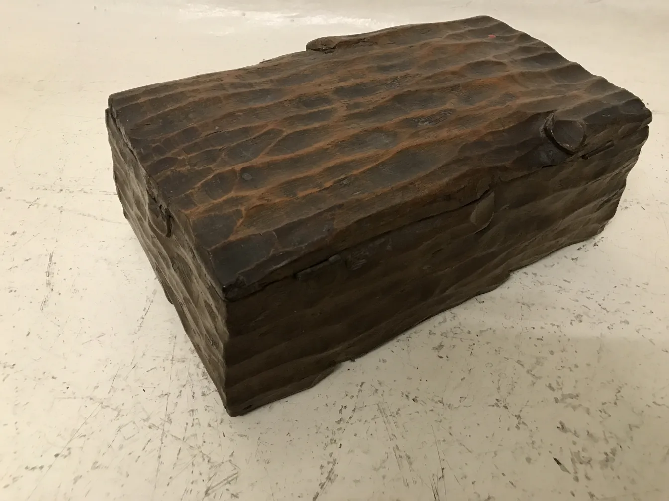 Scatola di legno antica con texture rustica e dettagli unici