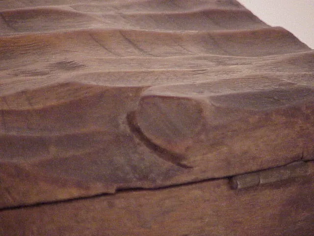 Scatola in legno antica con design intagliato e trama naturale