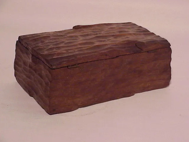 Caja antigua de madera con textura rústica y diseño simple.