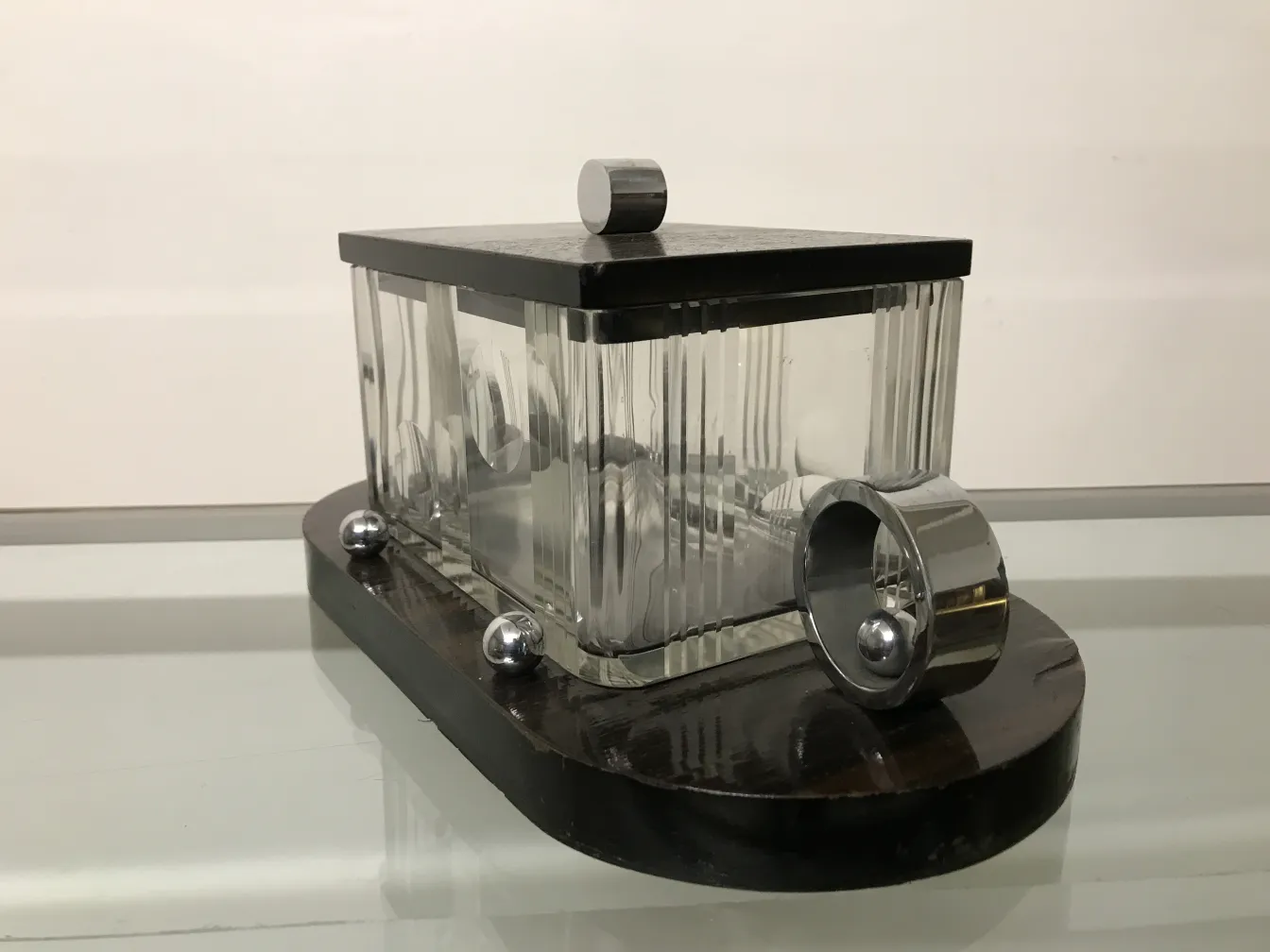 Boîte ancienne en verre avec couvercle et base solide, design élégant.