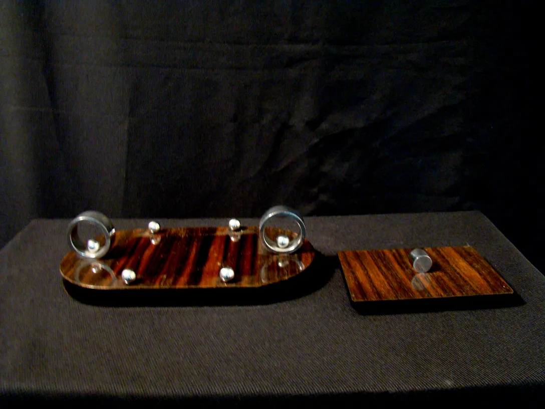 Caja antigua con detalles únicos y forma ovalada.