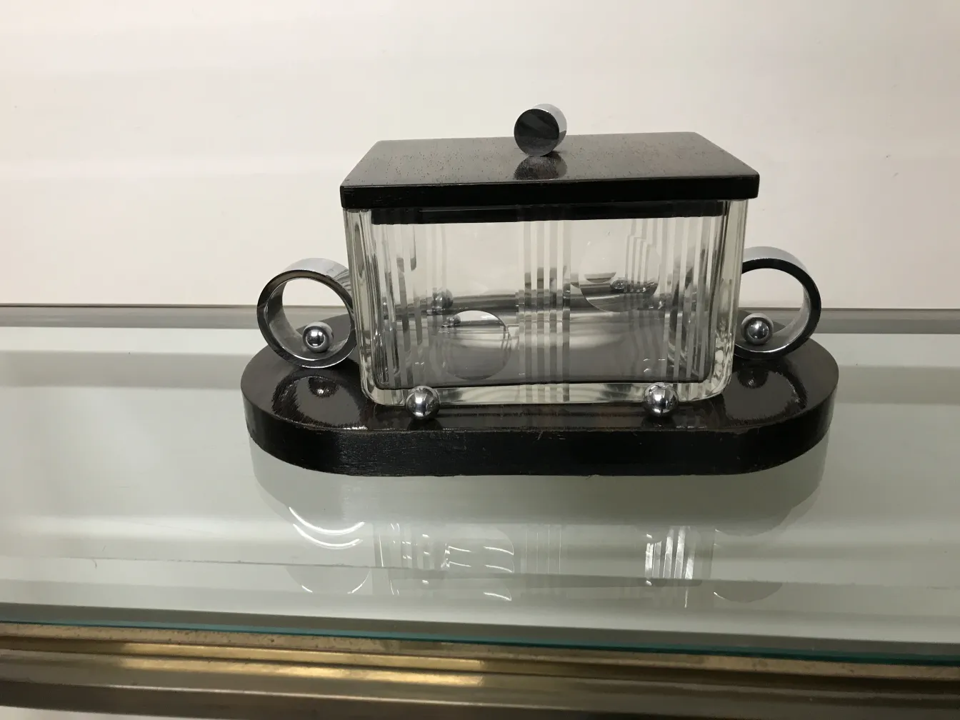 Caixa antiga de vidro com tampa e base preta, decorativa.