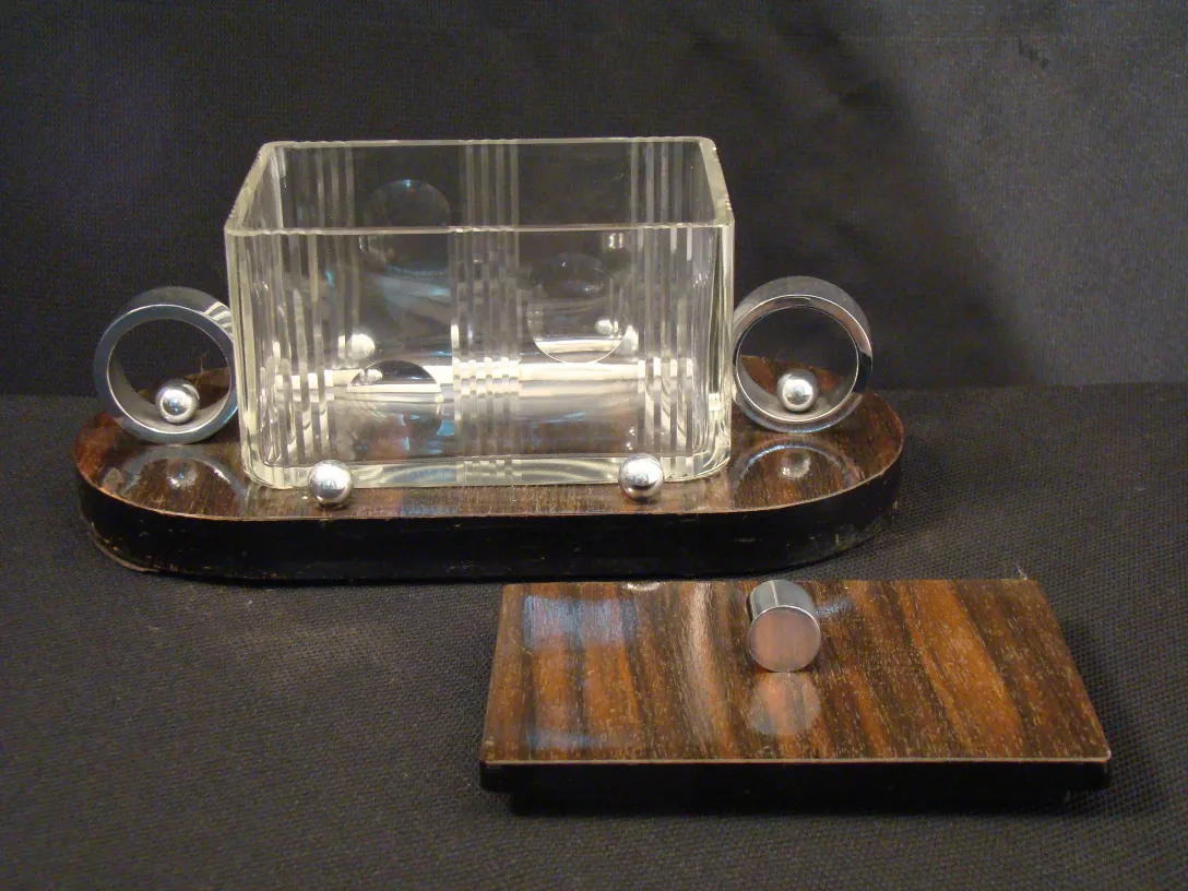 Boîte ancienne transparente avec couvercle et accents argentés