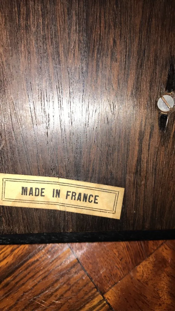 Boîte ancienne en bois avec étiquette écrite 'Fabriqué en France'