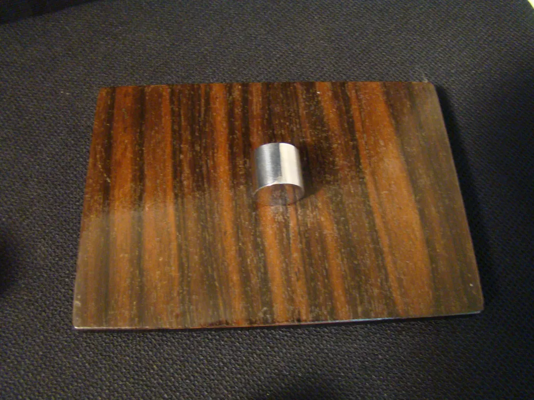 Scatola antica in legno con design semplice ed elegante.