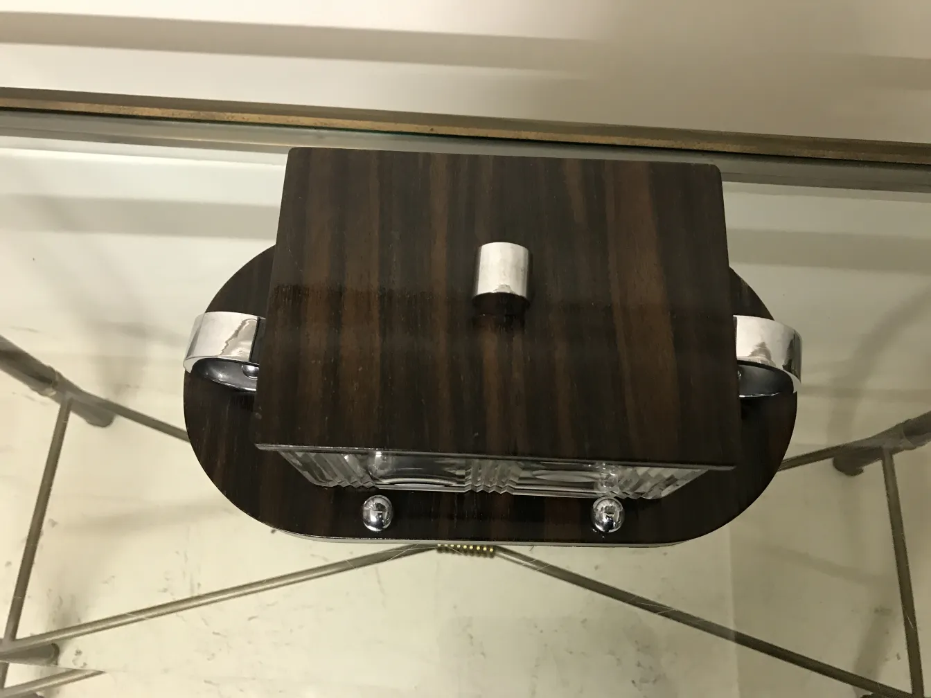 Caja antigua con tapa de madera y detalles plateados.