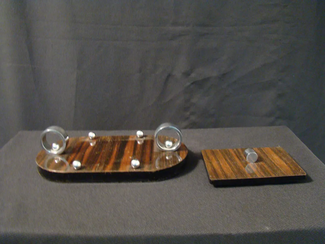 Boîte ancienne avec accessoires et détails métalliques.