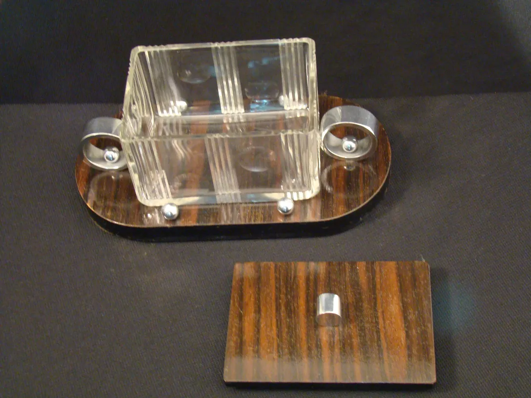 Caja antigua de acrílico con base de madera, elegante y funcional.