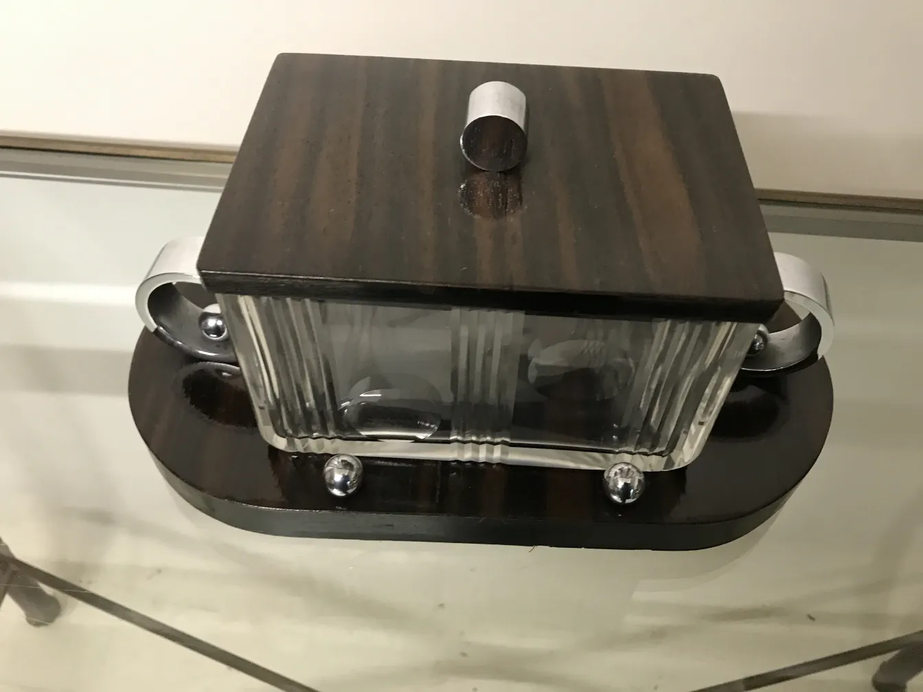 Boîte ancienne avec couvercle en bois et base en verre.