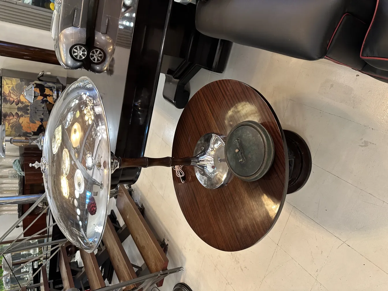 صندوق قديم للتخزين مع غطاء لامع وقاعدة خشبية