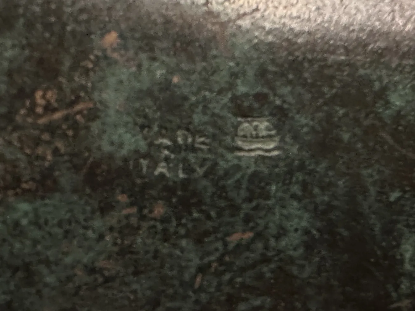 Античная коробка для коллекции с видимыми надписями