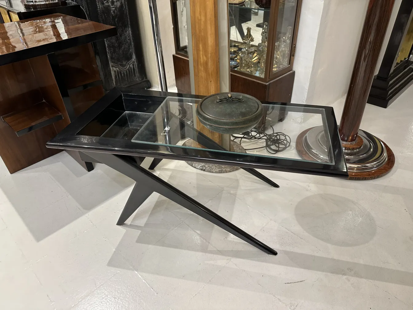 Boîte ancienne avec un couvercle en verre dans un cadre rétro. Comprend d'autres objets décoratifs.