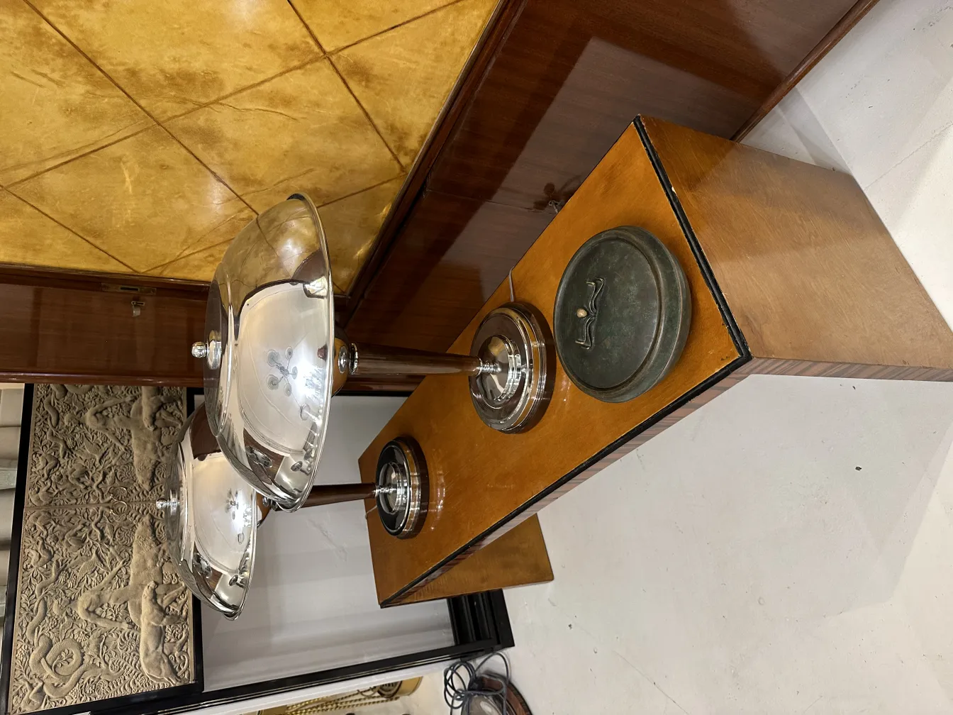 Декоративная старая коробка на фоне дерева.