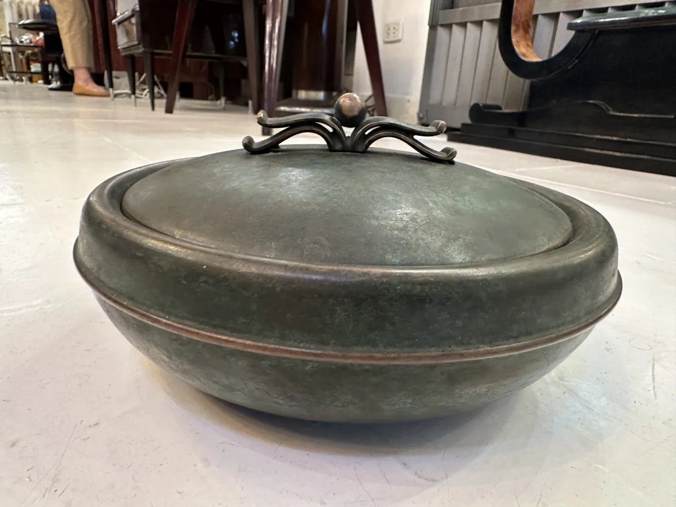 Boîte ancienne ronde avec couvercle décoratif dans un cadre classique