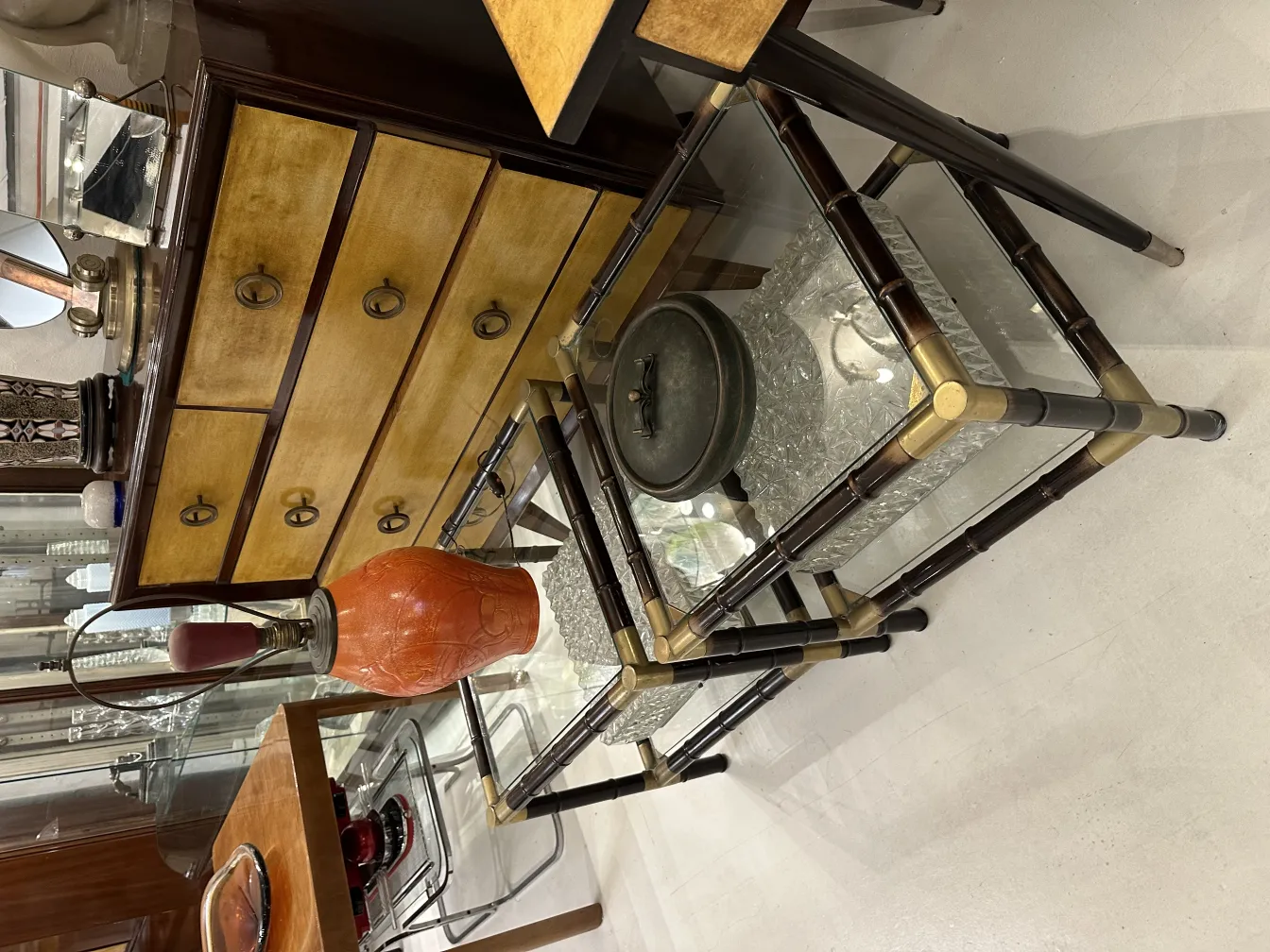 Декоративная антикварная коробка в элегантной обстановке.