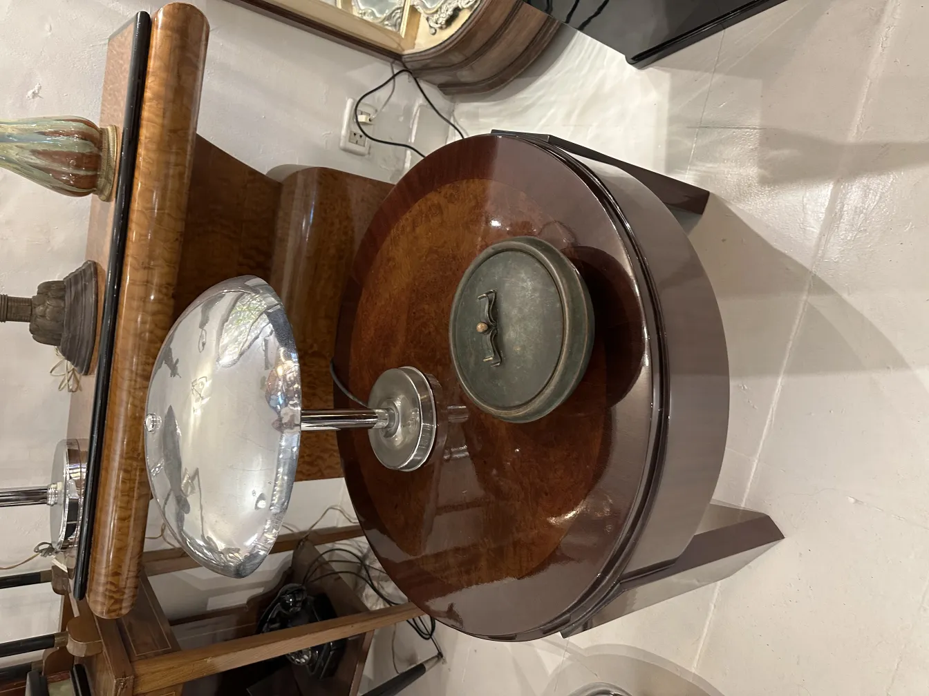 Scatola decorativa antica con coperchio rotondo e design elegante.