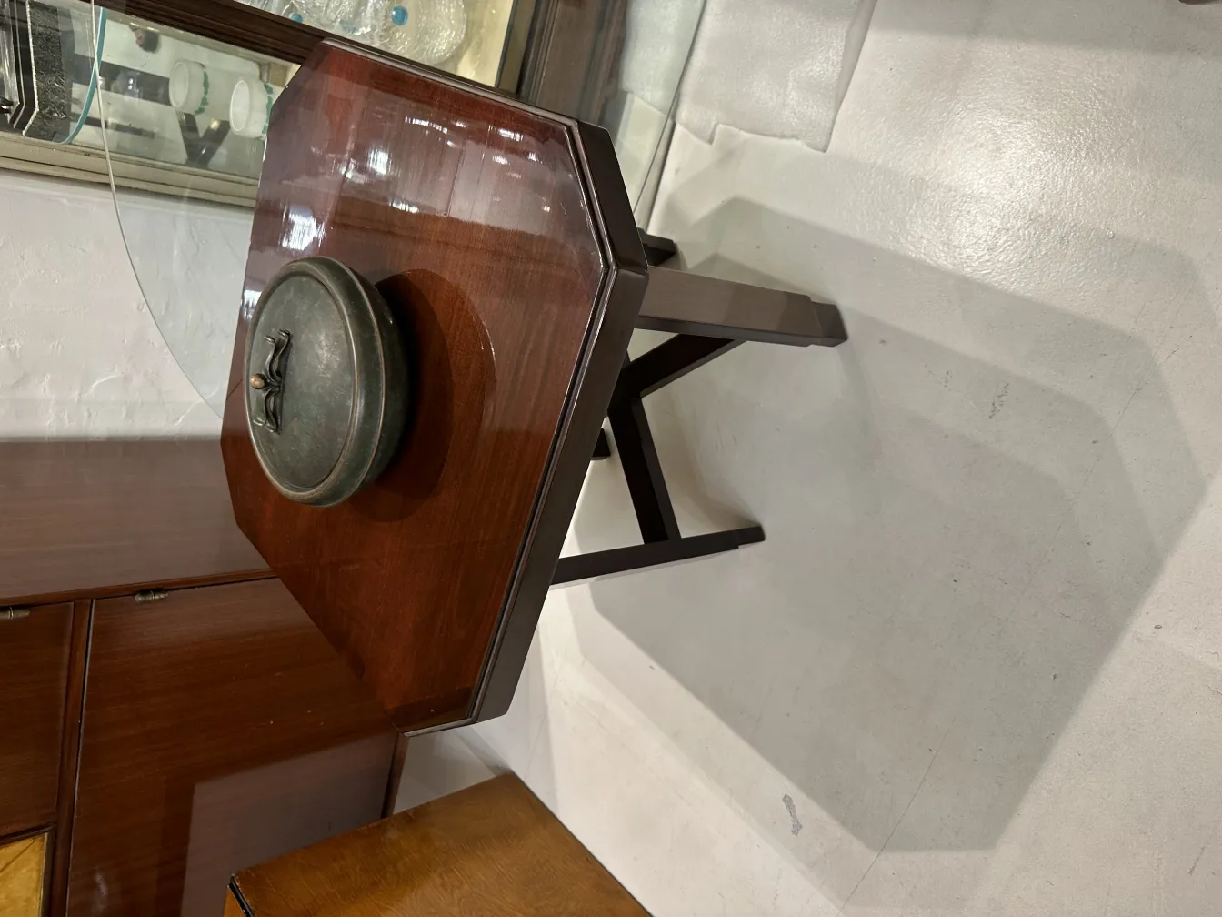 Boîte ancienne en bois avec couvercle rond sur la table.