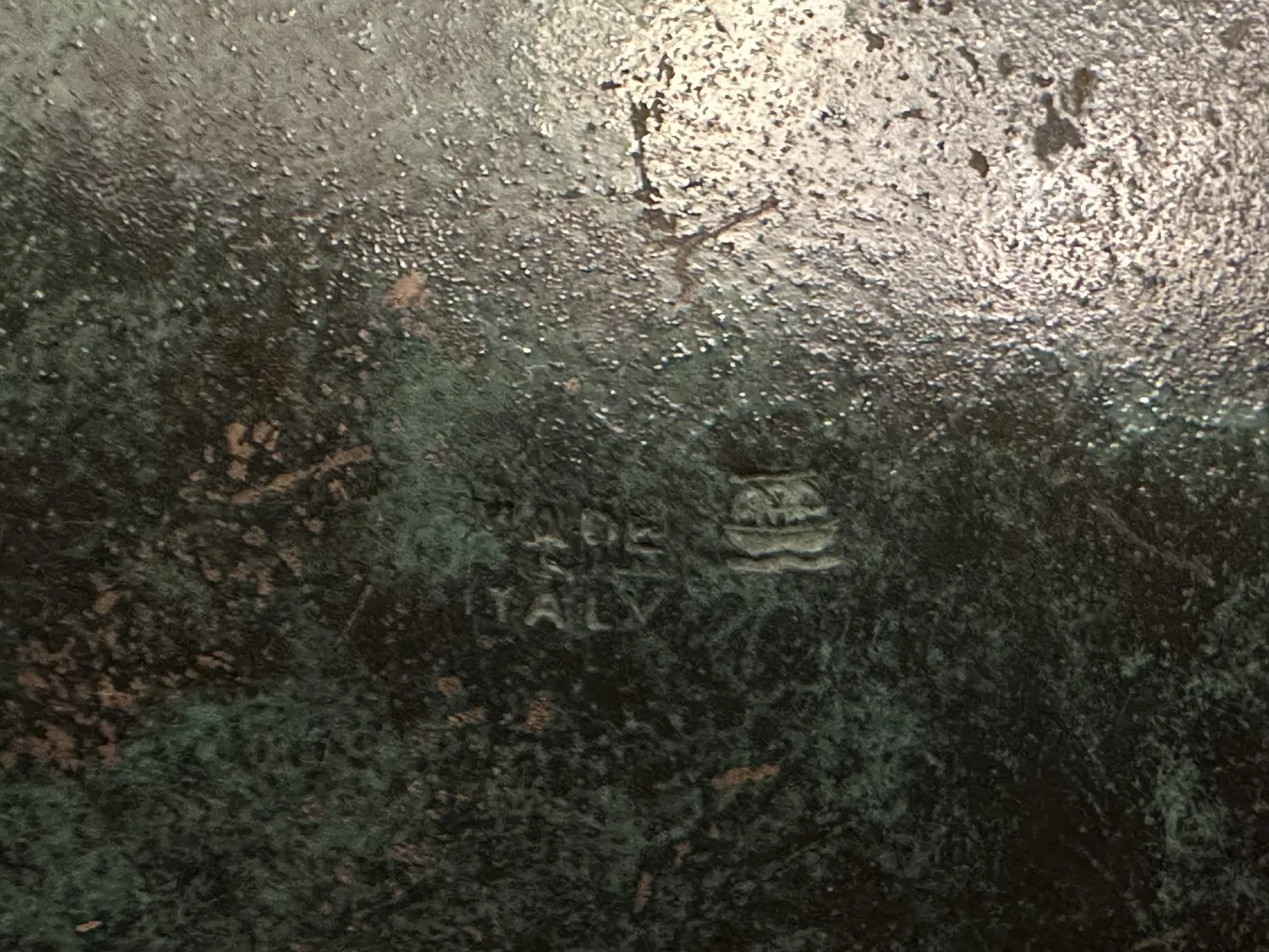 Caixa antiga artesanal com relevo sutil