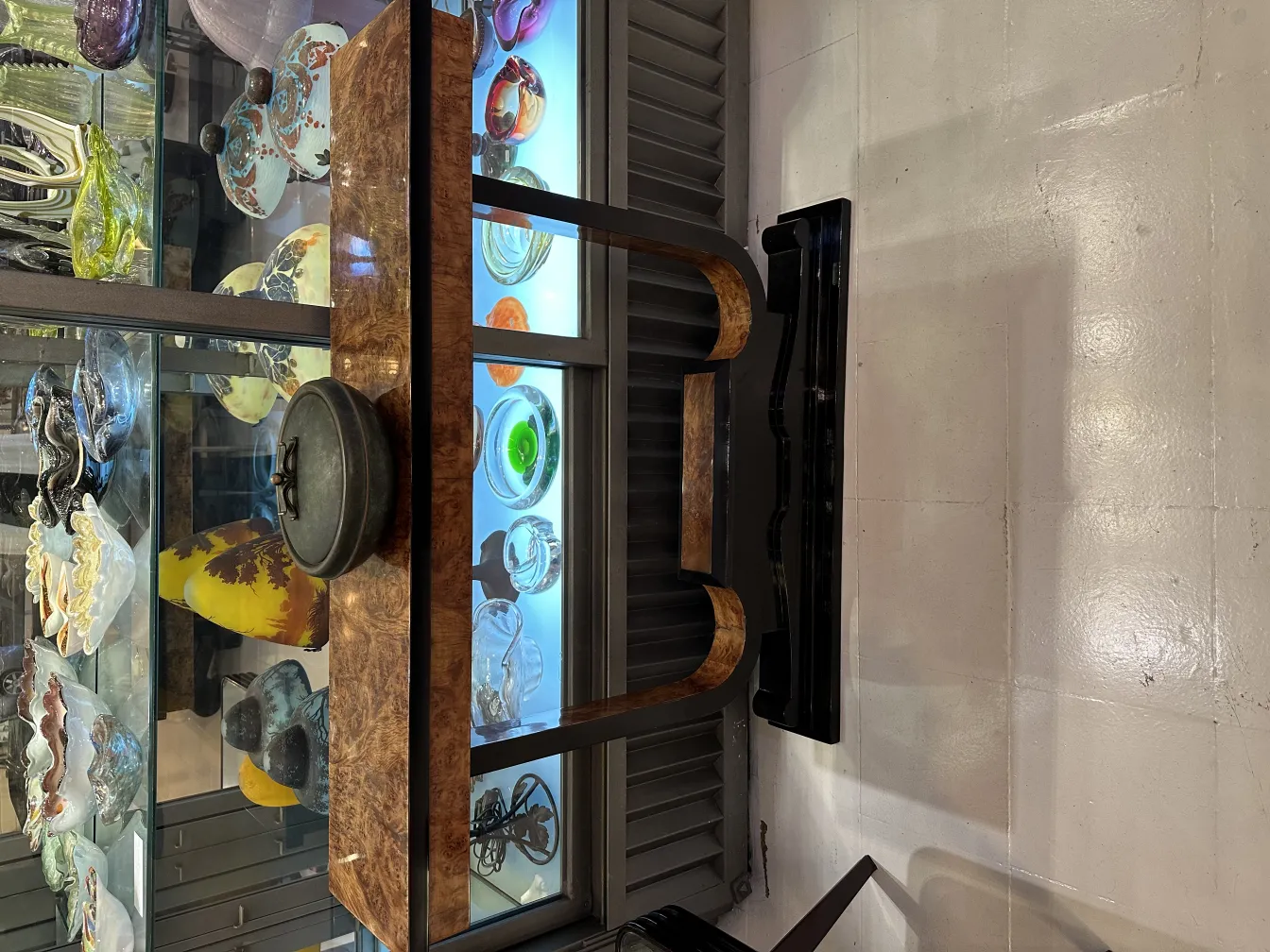 Caja antigua con detalles en un entorno elegante y vitrinas decoradas.