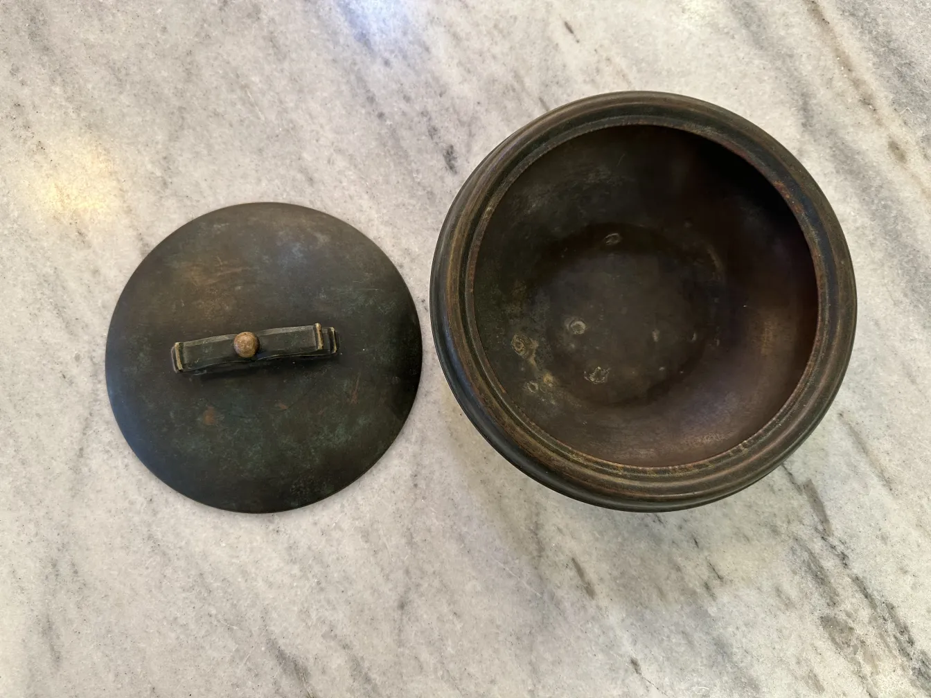 古董金属盒带盖，经典风格。